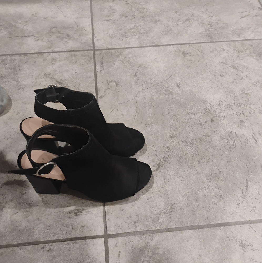 Selling my black heels " A new day" size 7 1/2